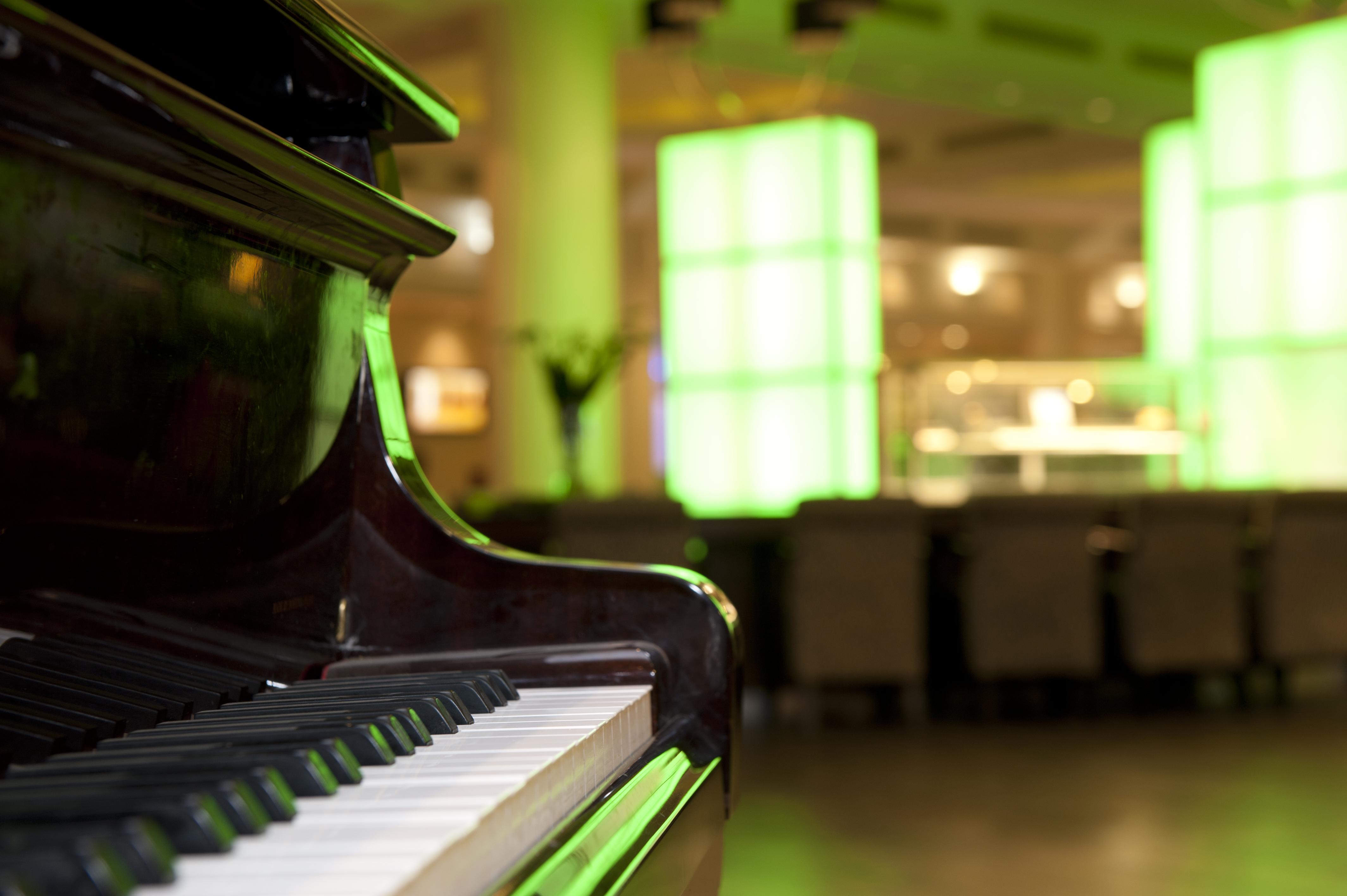U Magic Palace Ейлат Екстериор снимка Piano at the Green Room