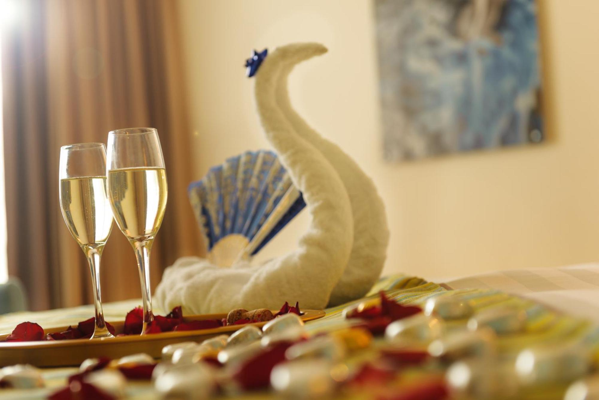 U Magic Palace Ейлат Екстериор снимка A swan room